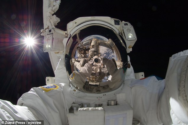 NASA、宇宙飛行士の自撮り画像を公開--人民網日本語版--人民日報