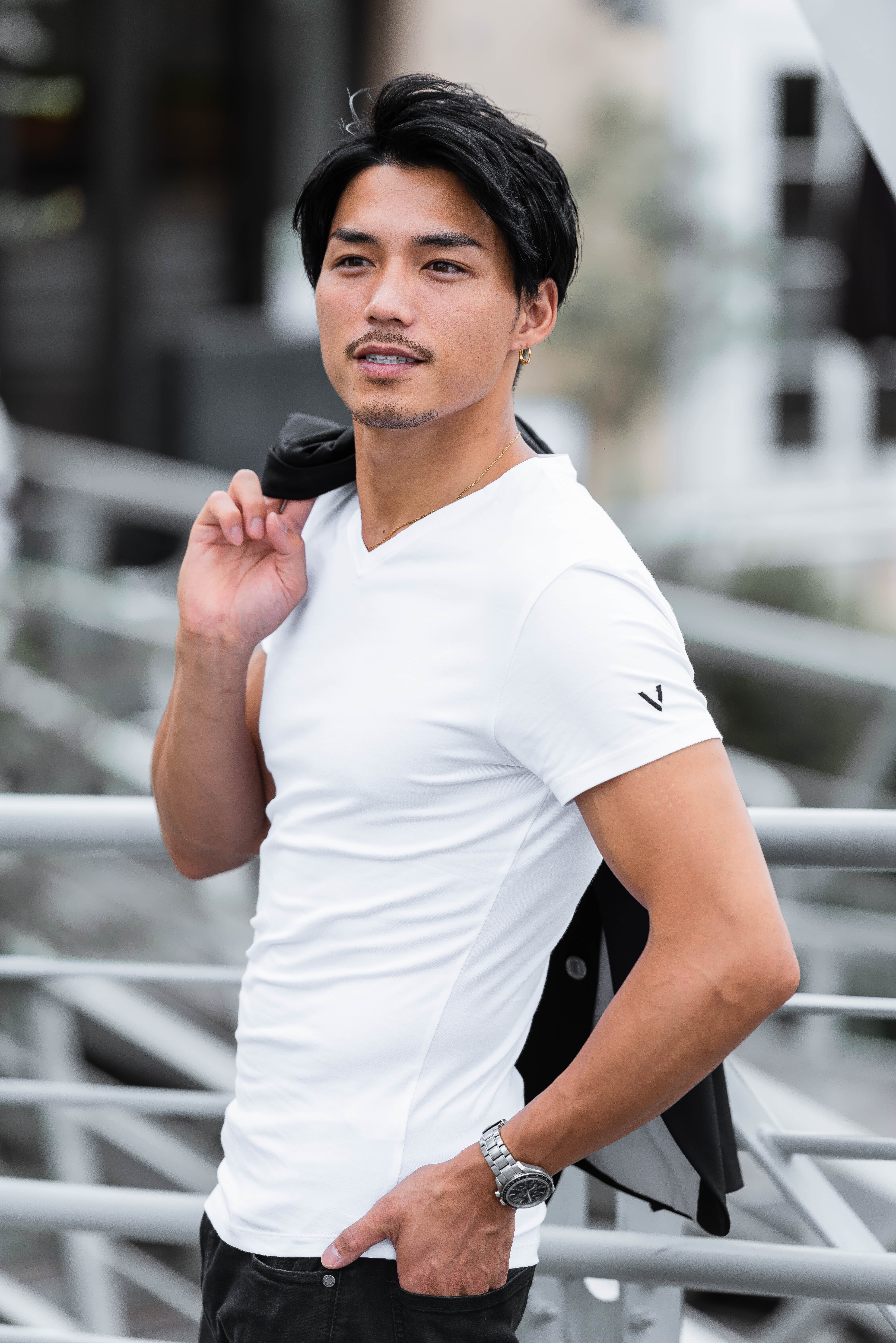 【VULKY】　Vネック　Tシャツ　白　- スタイリッシュフィット - シリーズ1 | VULKY powered by BASE