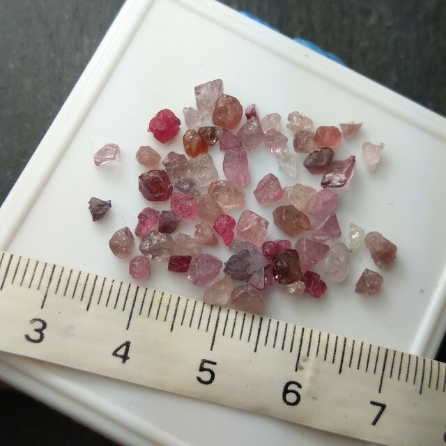 スピネル マダガスカル産 原石 鉱物標本