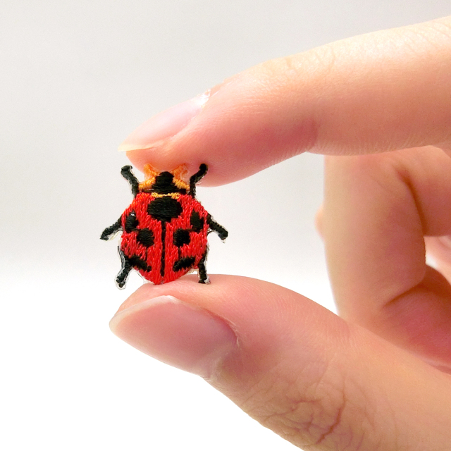 てんとう虫のミニブローチ お買い得品 - アクセサリー