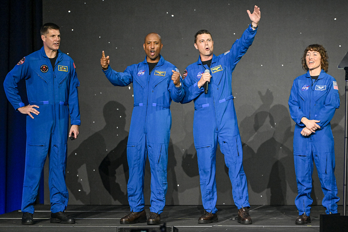 NASAが約50年ぶりの月周回飛行を行う4人の宇宙飛行士を発表 | Forbes