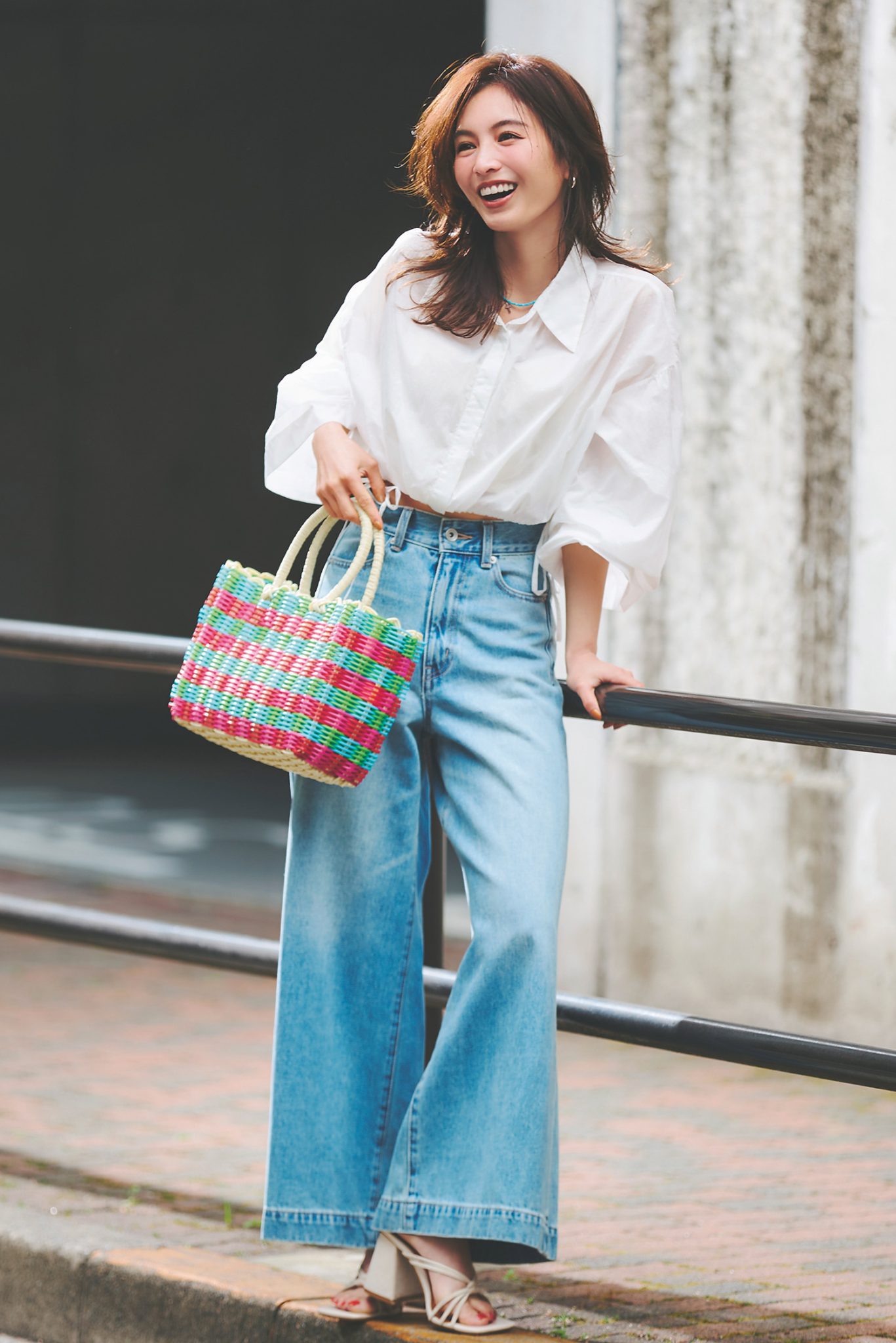 実は肌寒い！【気温17度の服装】羽織りは必要？｜服に迷う春や秋の