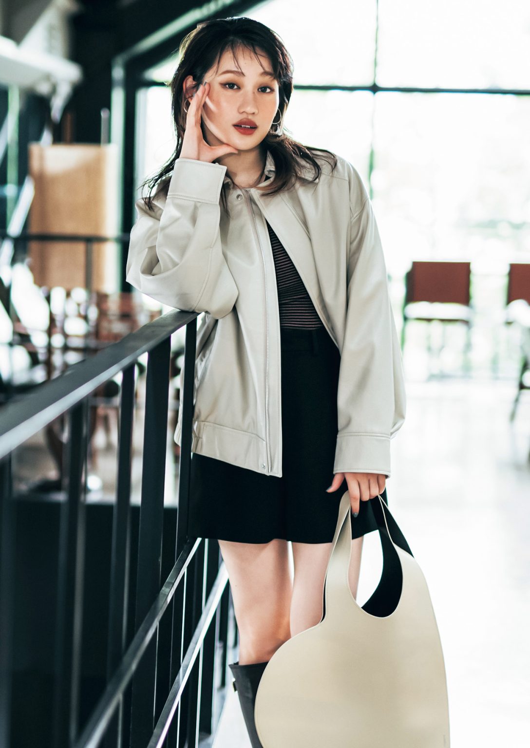 実は肌寒い！【気温17度の服装】羽織りは必要？｜服に迷う春や秋の