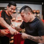 Gary Medel compartió con hinchas de La Roja antes de partir a Brasil