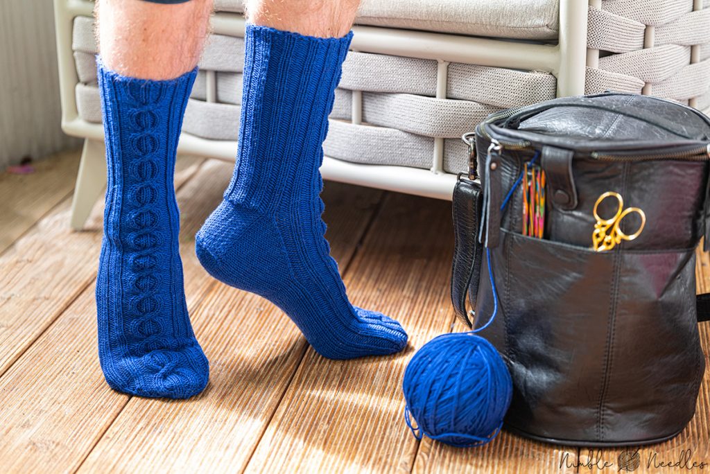 Easy men's sock knitting pattern on circular needles [for beginners]